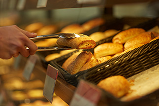 Cara sukses memasarkan bisnis roti 1000an bisa dilakukan dengan mudah dan cepat karena tidak memerlukan banyak bahan baku.
